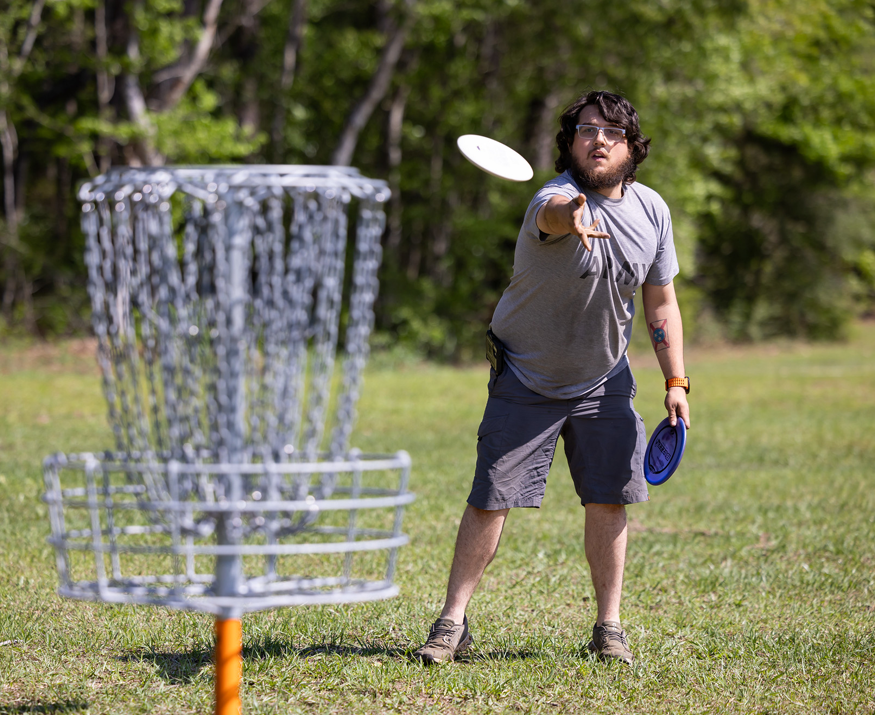man plaing disc golf